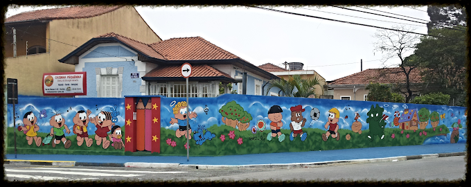 Fachada da Casinha Pequenina com mural colorido